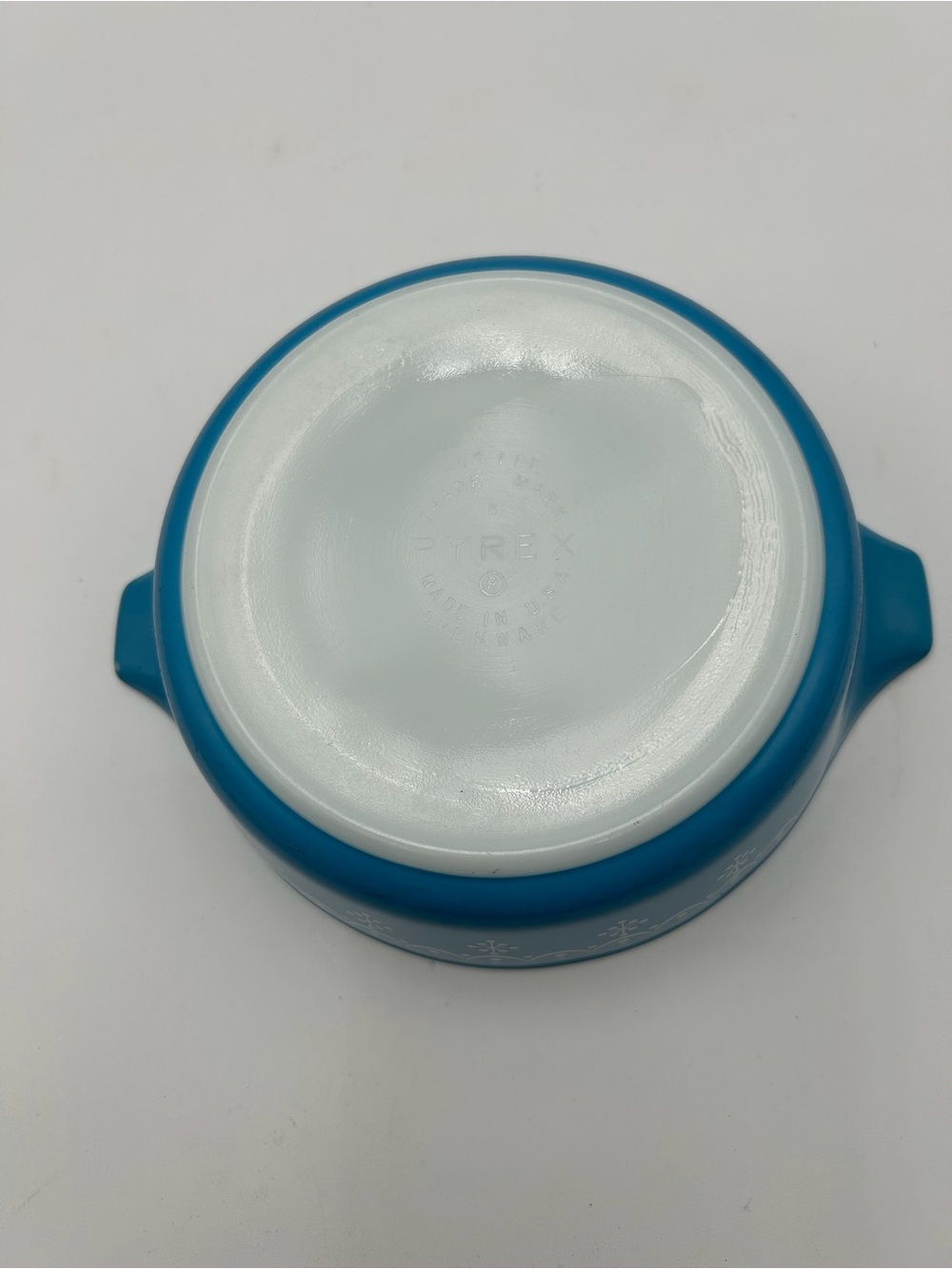 Pyrex Blue Snowflake Pattern Covered Casserole - Picture 4 of 6